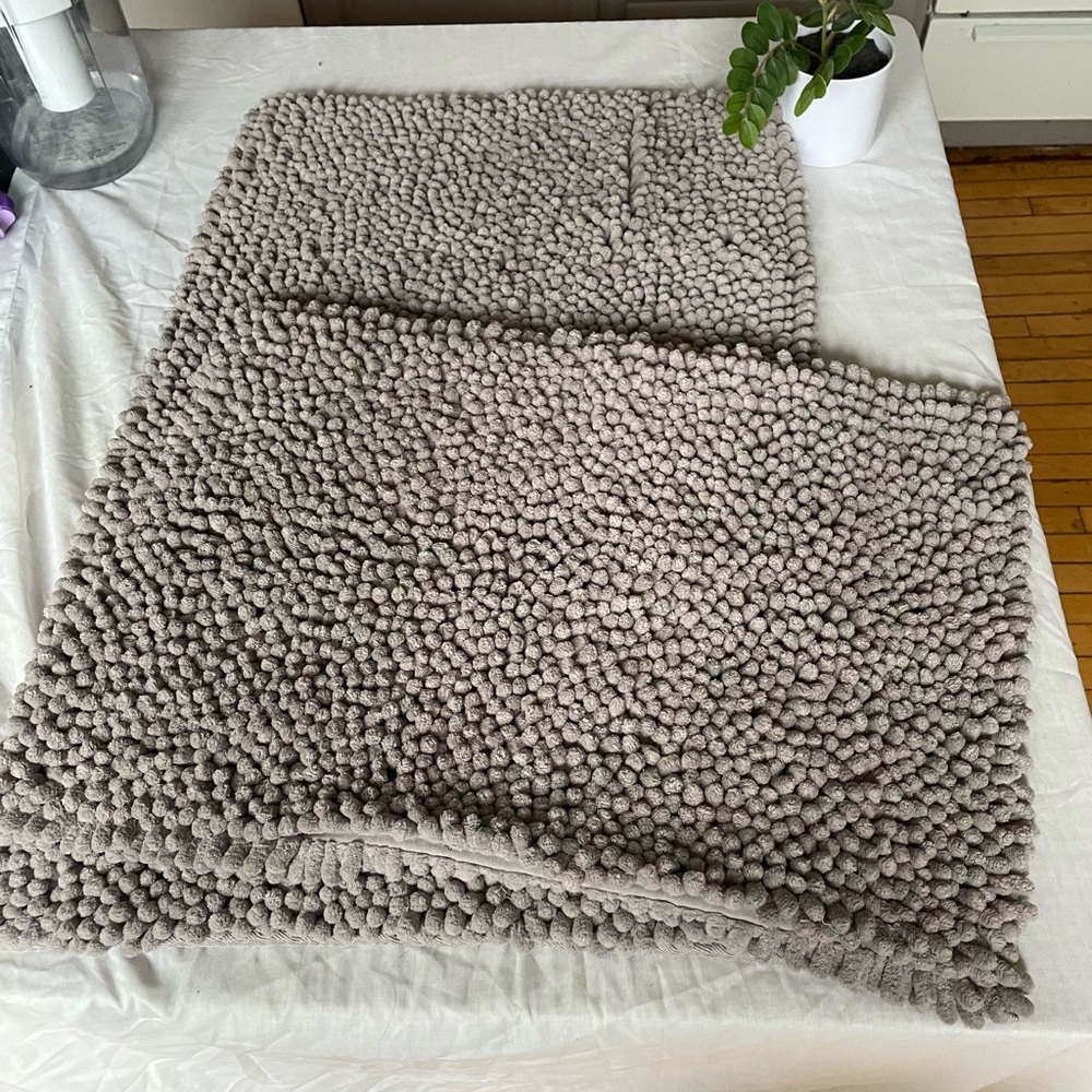 Gray TJ Maxx ribbed bath mats